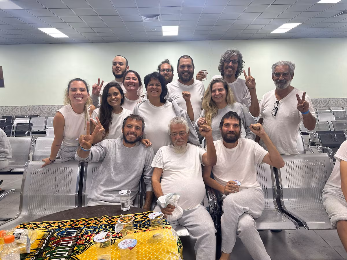 Após negociação do Itamaraty, os **ativistas brasileiros deportados** da flotilha de Gaza, incluindo Luizianne Lins, foram libertados.