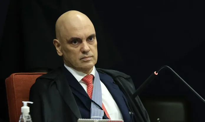 STF nomeia DPU para defesa de Eduardo Bolsonaro após deputado não apresentar advogados. Moraes fixa prazo de 15 dias em processo que investiga suposta coação.