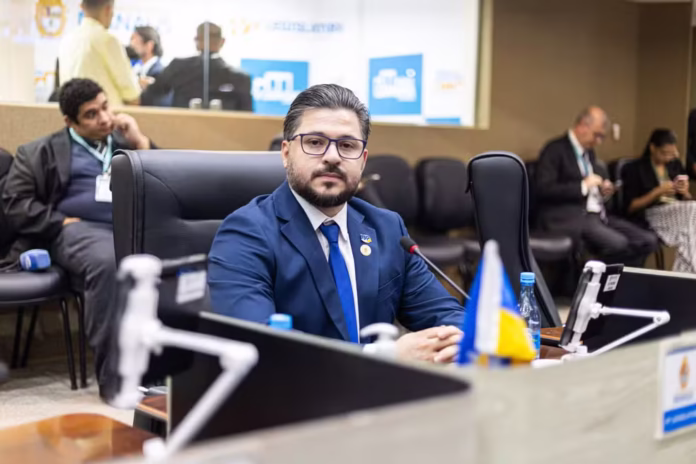 Amauri Gomes CMM toma posse como vereador em Manaus (União). Veterinário assume vaga após 