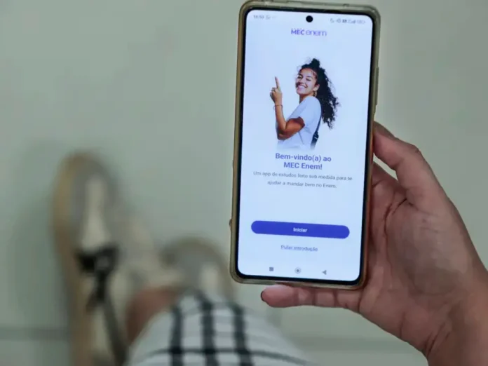 O Aplicativo MEC Enem oferece simulados, correção de redação por IA e assistente virtual para otimizar seus estudos de forma gratuita.