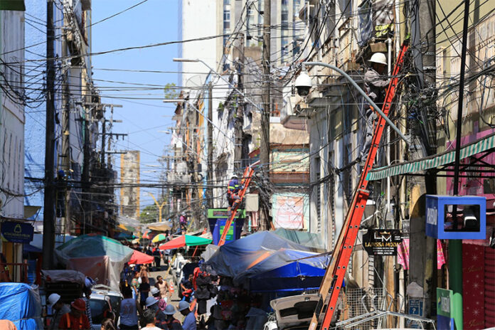 Prefeitura de Manaus remove mais de 6,5 toneladas de cabos antigos no Centro para reduzir poluição visual e reforçar a segurança urbana.