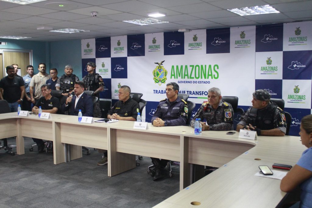Representantes da SSP-AM em coletiva de imprensa após apreensão em Manaus.