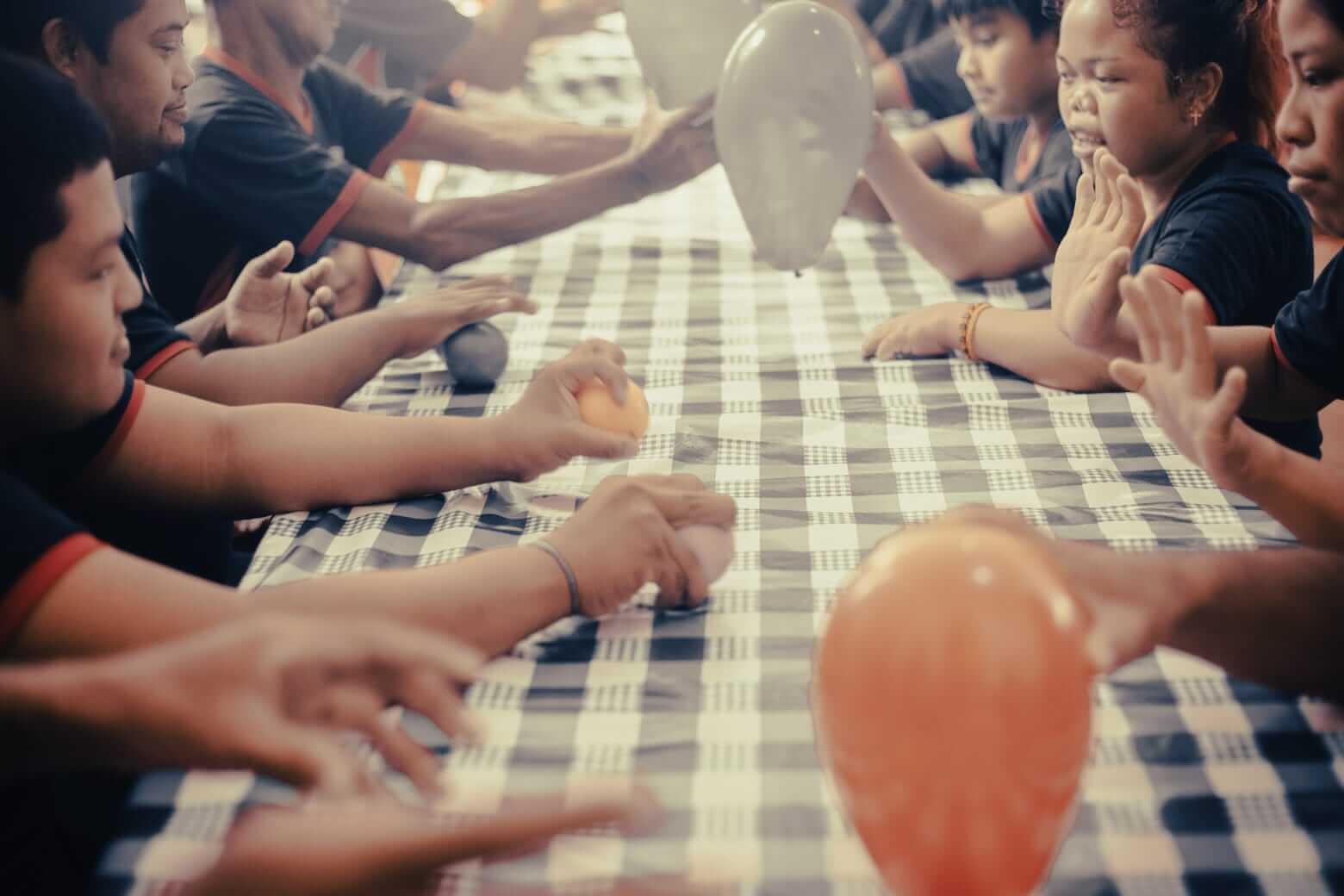 Projeto “Circo para Todos” promove oficinas de arte circense em comunidades do Amazonas, levando inclusão a pessoas com deficiência.