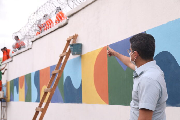 Juiz rejeita ação do MP-AM contra o prefeito de Manaus, David Almeida, sobre o uso do mosaico colorido em obras públicas.