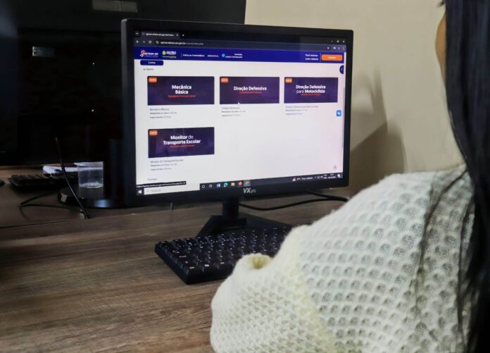 O Detran-AM abre 400 vagas em cursos gratuitos e totalmente online. As inscrições começam em 15 de outubro.
