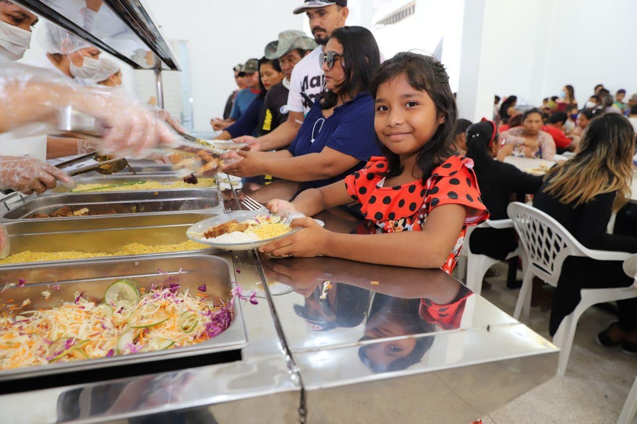 Programa Prato Cheio combate a fome e promove segurança alimentar no Amazonas com refeições saudáveis e valorização da cultura regional.