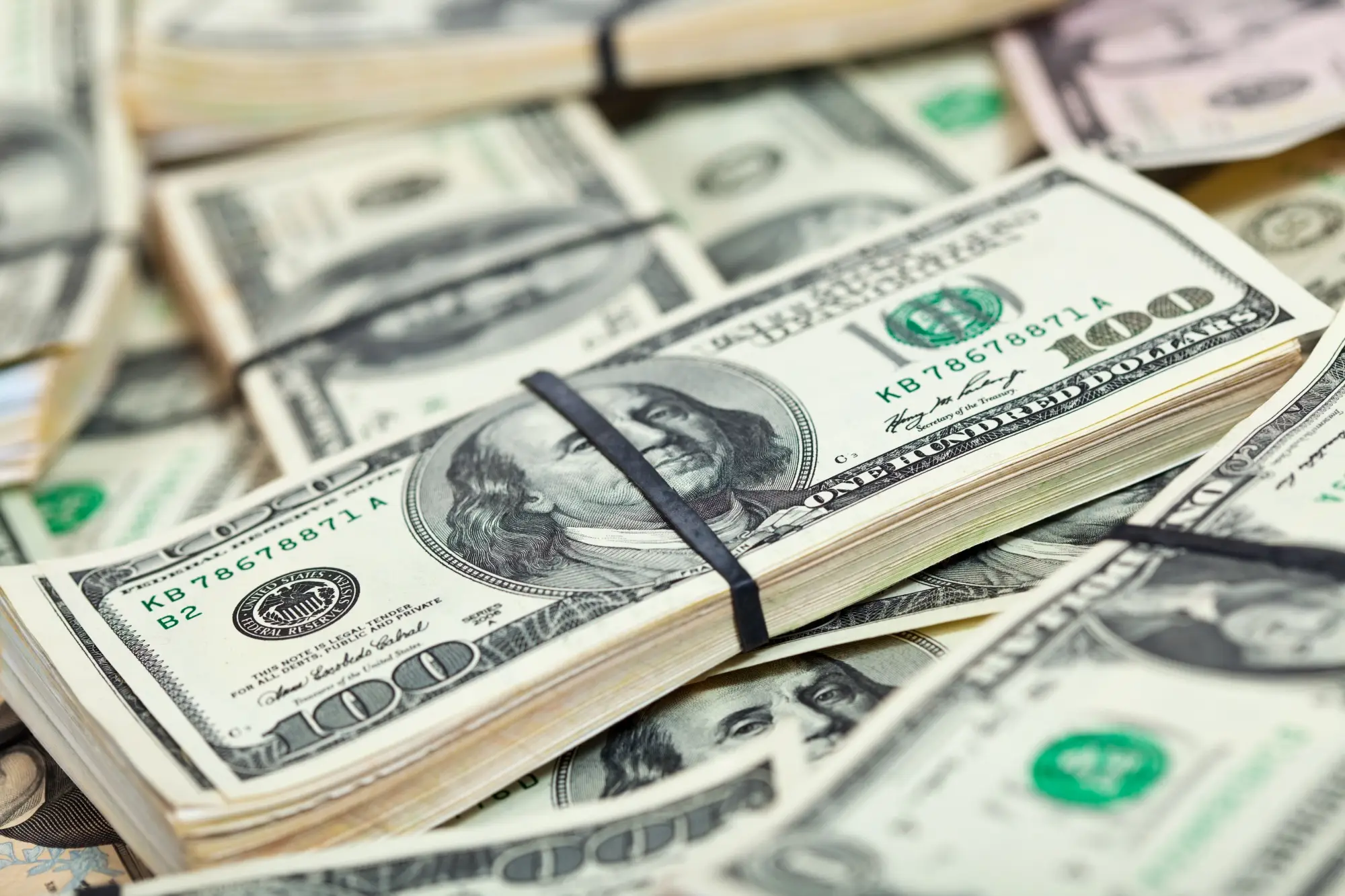 Dólar comercial foi afetado por negociações entre Brasil e Estados Unidos.