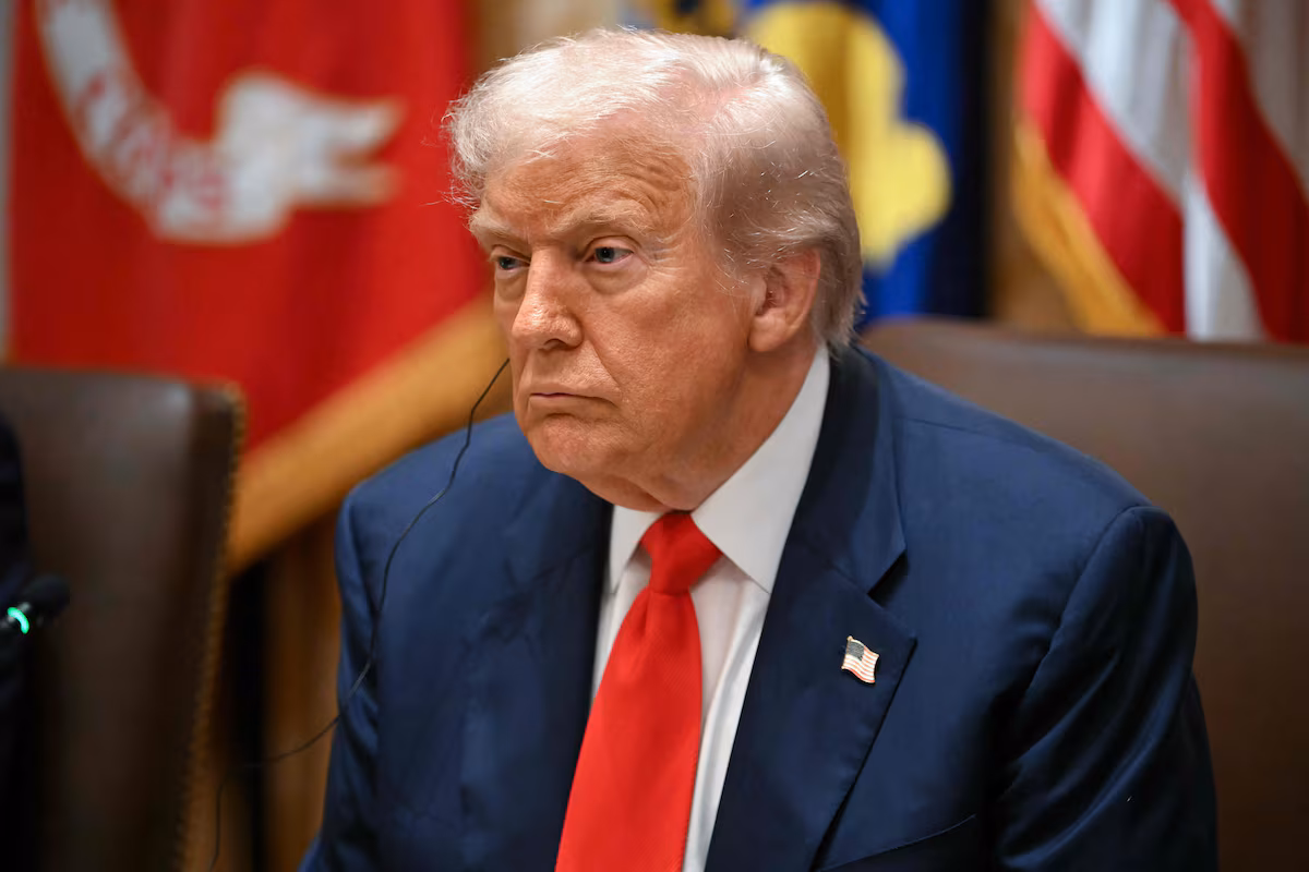 Trump considera ataques contra cartéis de droga na Venezuela e autoriza operações secretas da CIA. Entenda a escalada da tensão e os riscos para a região.