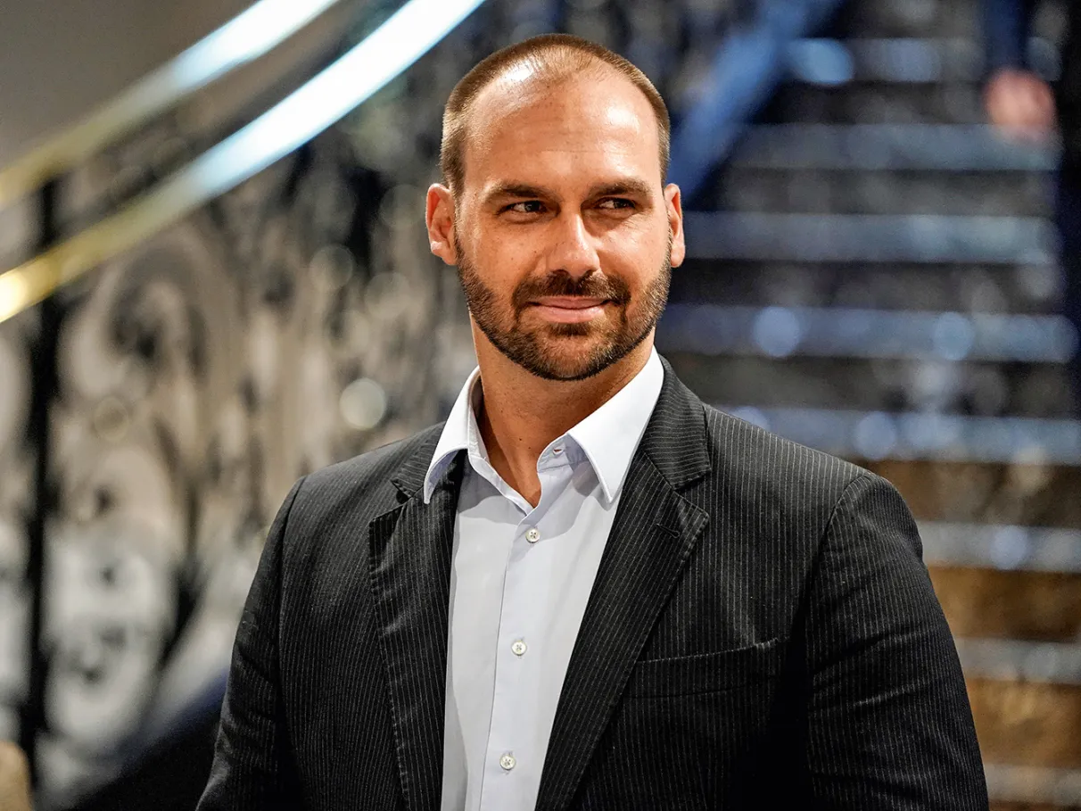 Eduardo Bolsonaro está nos Estados Unidos desde fevereiro, e é acusado de conspirar contra o Brasil.