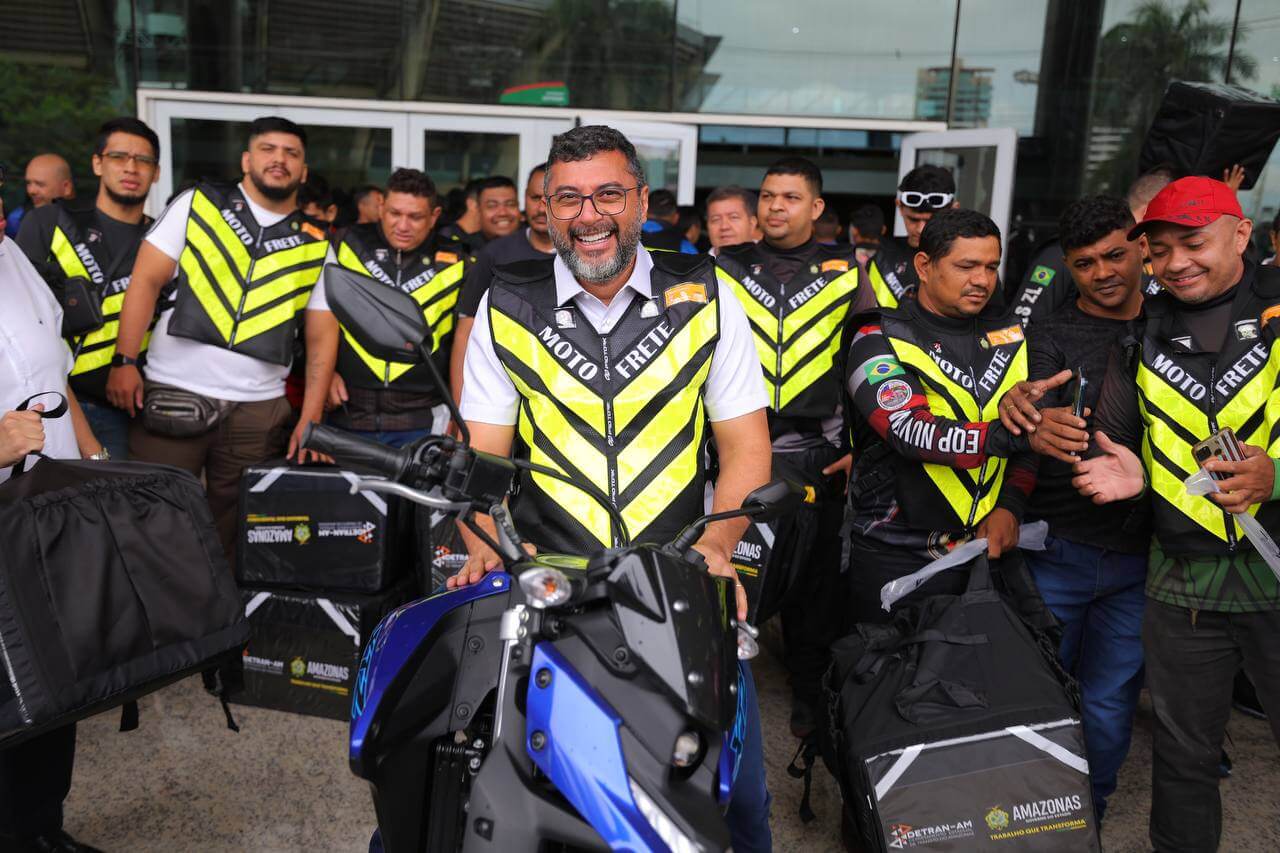 O governador Wilson Lima entregou kits de segurança a motofretistas em Manaus e lançou a plataforma online de cursos gratuitos do Detran-AM.