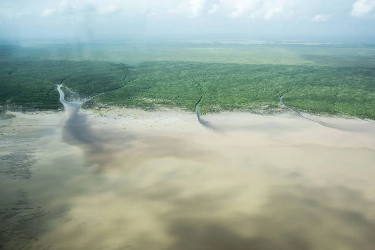 Mar avança sobre o Rio Amazonas
