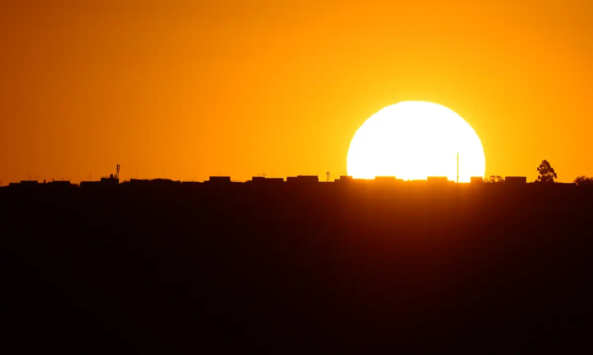 De acordo com Alexandre Silveira, Brasil tem energia o suficiente para não precisar do horário de verão.
