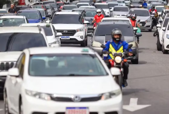 A partir de janeiro de 2026, o IPVA no Amazonas será reduzido em 50%, ampliando a isenção para 425 mil veículos.