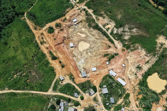 Ipaam interdita garimpo ilegal em Maués e aplica multa de R$ 3,5 milhões após constatar uso de mercúrio e danos ambientais.