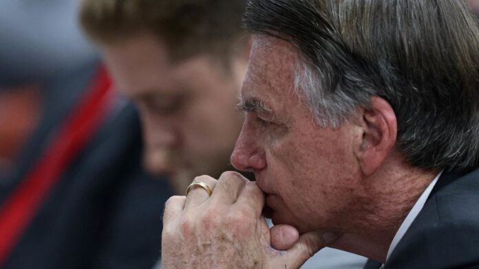 A defesa de Bolsonaro entrou com recurso no STF alegando 'profundas injustiças' e cerceamento de defesa na condenação de 27 anos. Veja os argumentos.