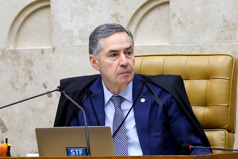 Ministro Barroso foi internado após se sentir mal na tarde de quarta-feira (15).