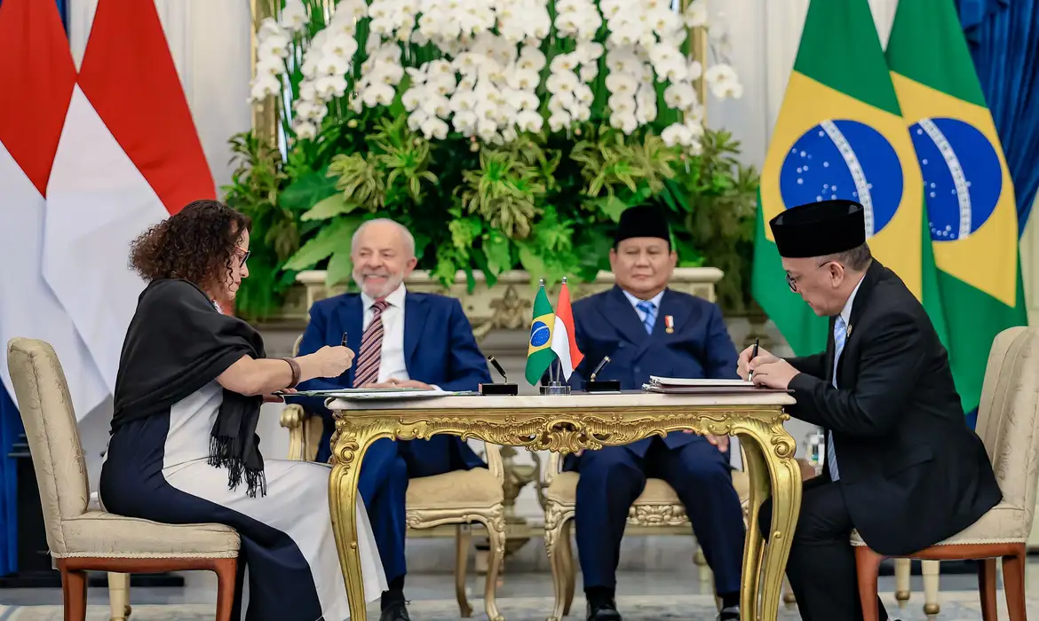 Na Indonésia, Lula defendeu que comércio entre países do Brics seja feito com moedas locais.