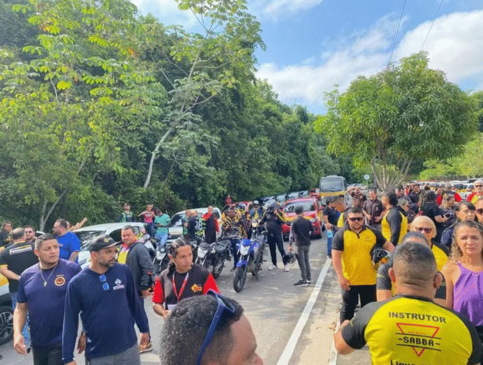 Trabalhadores de autoescola protestam em Manaus.