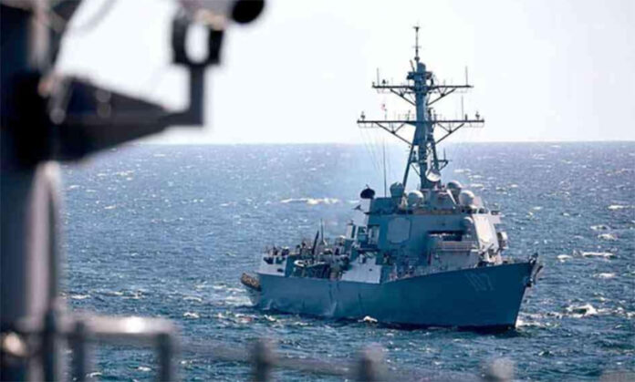 Venezuela acusa os EUA de provocação militar após chegada de destróier americano a Trinidad e Tobago, elevando tensões no Caribe.