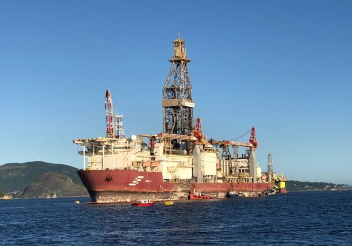 Navio sonda da Petrobras, situado próximo à foz do Rio Amazonas.