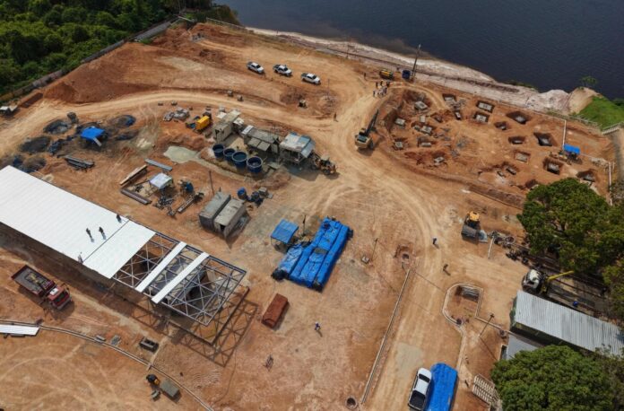 A obra do Parque Encontro das Águas Rosa Almeida em Manaus, projeto de Oscar Niemeyer, avança rapidamente.