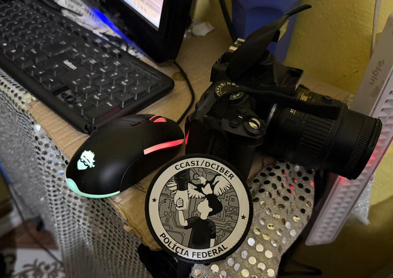 Durante a operação, materiais foram apreendidos e suspeitos foram presos.