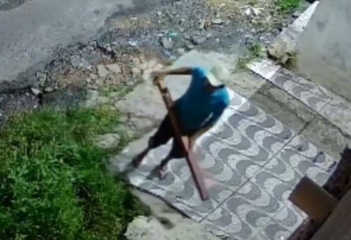 PC-AM busca identificar homem suspeito de furtar hidrômetro em Manaus. População pode colaborar com denúncias pelos canais oficiais.