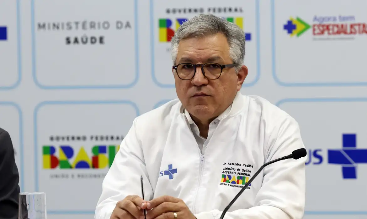 Ministro da Saúde, Alexandre Padilha, falou sobre o consumo de bebidas destiladas durante a investigação de casos de intoxicação por metanol no Brasil.