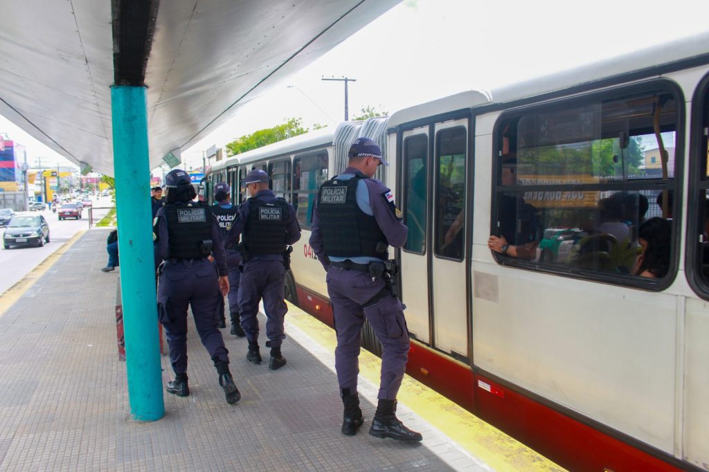 Assaltos a ônibus caíram após ações de integração das polícias em Manaus.