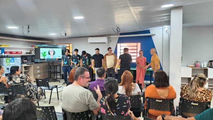 Prefeitura de Manaus amplia ensino de robótica em 32 escolas da rede municipal com kits Lego Spike e capacitação de professores em tecnologia.