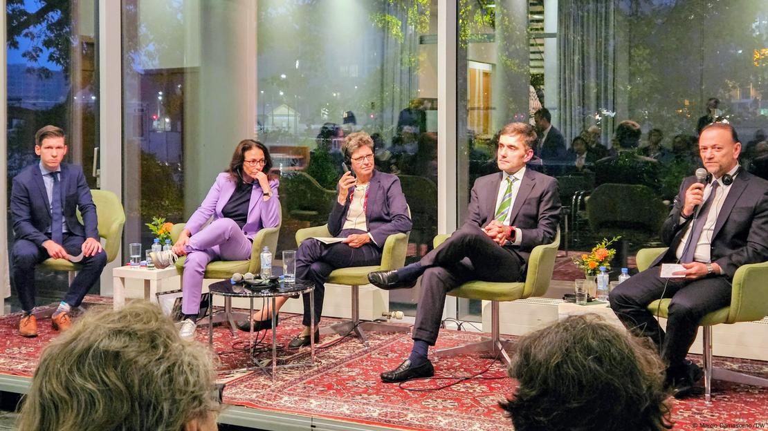 Dario Durigan, secretário-executivo da Fazenda, e Edinho Silva, presidente do PT, durante painel de discussão em Berlim. O evento, organizado pela Embaixada do Brasil em parceria com a Fundação Friedrich Ebert, abordou as relações entre Europa e América do Sul e serviu como plataforma para promover a COP30 e o novo Fundo Florestal.