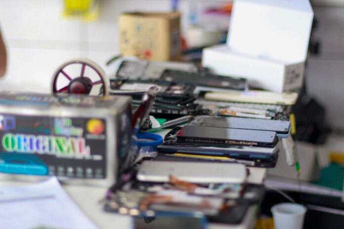 Operação RecuperaFone prende três pessoas e fiscaliza 11 lojas em Manaus por suspeita de venda de celulares roubados.