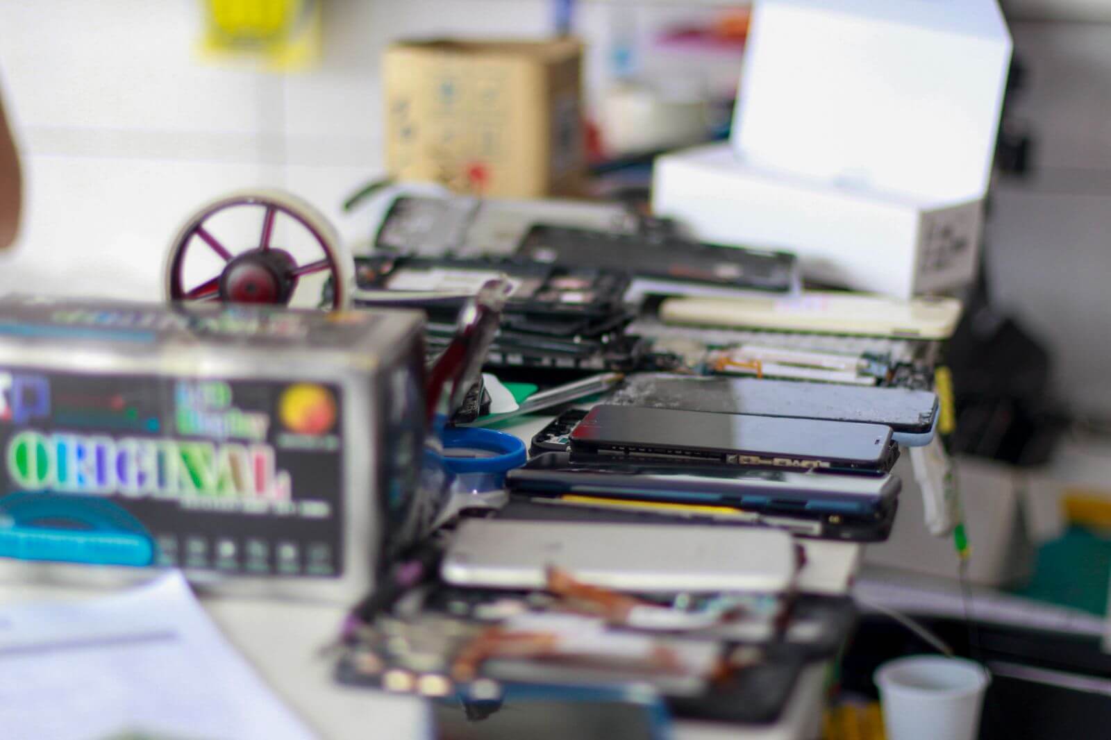Operação RecuperaFone prende três pessoas e fiscaliza 11 lojas em Manaus por suspeita de venda de celulares roubados.