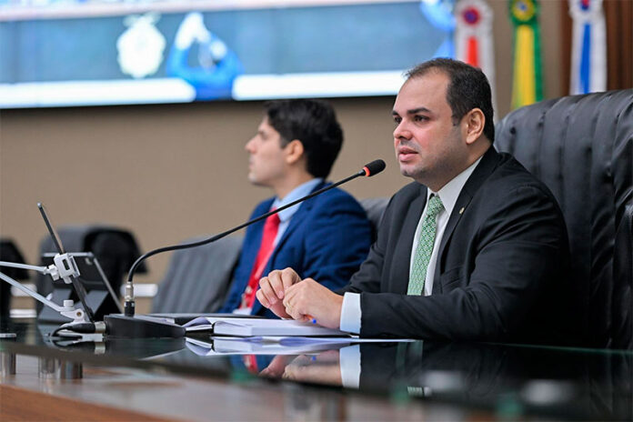 Um PL propõe reservar 30% das vagas em conselhos de administração de empresas públicas e sociedades de economia mista para mulheres.