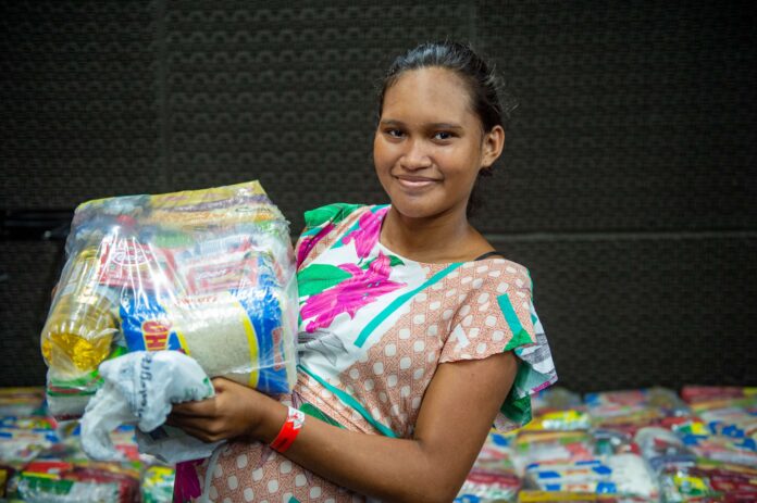 Governo do Amazonas entrega kits bebê e cestas de alimentos a famílias em vulnerabilidade social, garantindo apoio e segurança alimentar.