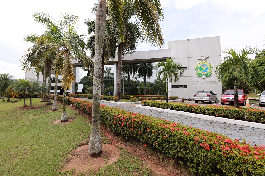 Ponto facultativo foi declarado entre dois feriados no fim de outubro, o que dá cinco dias de folga a servidores.