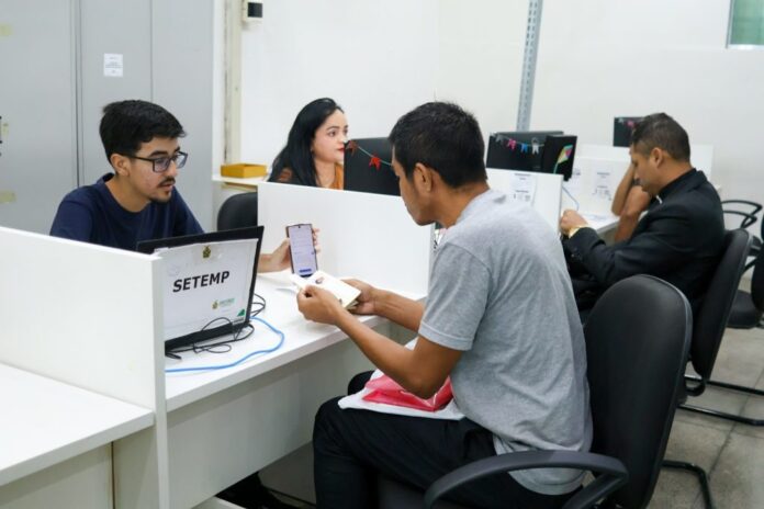 Desemprego tem caído nos últimos anos, diz IBGE.