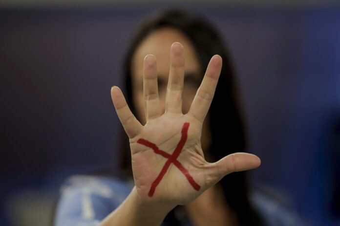 Pensão será paga a filhos e dependentes órfãos de vítimas de feminicídio, incluindo aqueles sob tutela do governo.