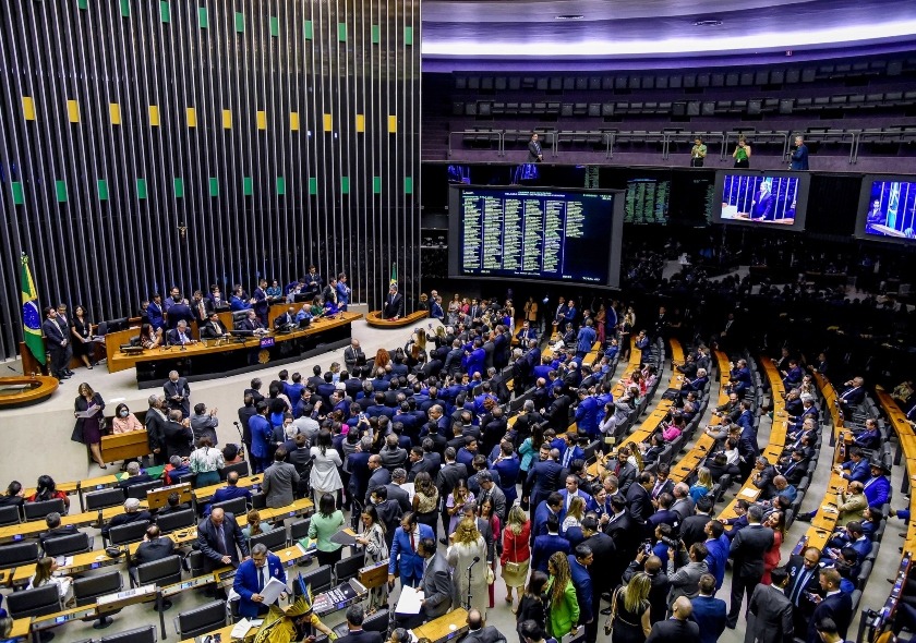 Projeto aprovado pela Câmara diz que folgas podem ser concedidas por meio de laudo médico que comprove sintomas graves no período menstrual.