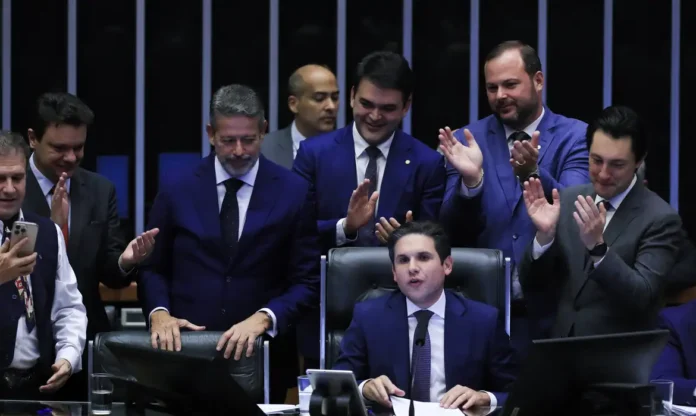 Votação do projeto de isenção do IR para quem recebe até R$5 mil foi encerrada com uma aprovação por unanimidade.