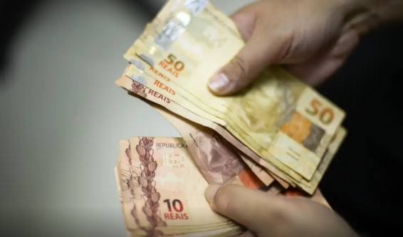 Servidores da Câmara Municipal de Manaus terão abono natalino garantido em dezembro, além da antecipação do 13º salário.