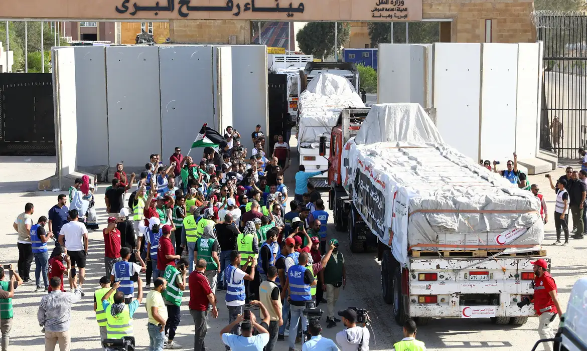 Coordenador humanitário Tom Fletcher afirma que comboios da ONU estão prontos para levar alimentos e bens básicos à Faixa de Gaza, após anúncio do plano de paz proposto por Donald Trump.