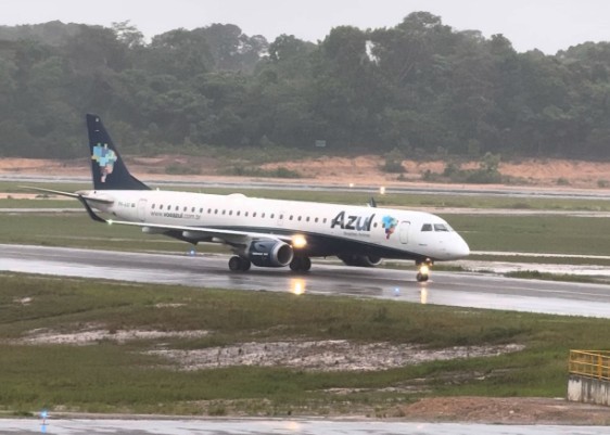 Avião da Azul colide com pássaro e realiza pouso de emergência em Manaus. Aeronave seguia para Tabatinga e retornou em segurança.