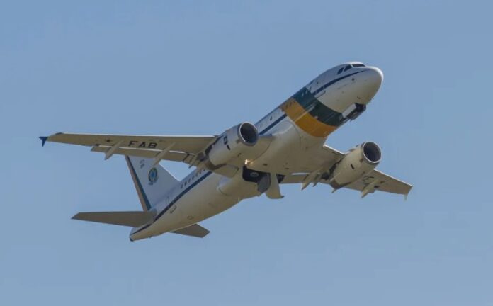 Avião presidencial apresenta problema mecânico no Pará, e presidente Lula passa por momento de tensão antes de cumprir agenda oficial.