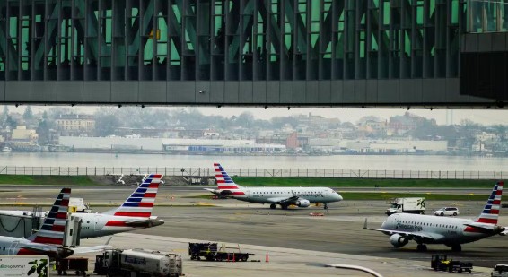 Shutdown nos EUA pode paralisar voos, fechar museus e afetar serviços federais após impasse no Congresso.