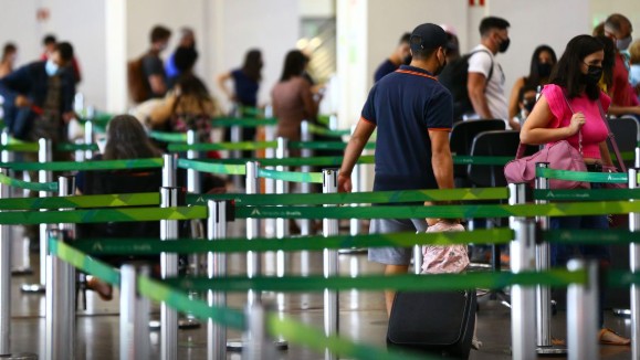 Piadas sobre bombas em aeroportos podem resultar em prisão. A PF alerta que qualquer menção a explosivos ativa protocolos de segurança.