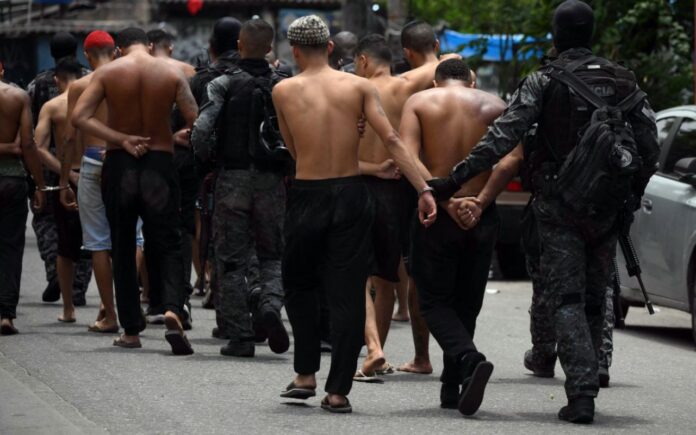 Megaoperação no Rio deixa 64 mortos e 100 presos