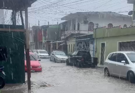 A forte chuva que atingiu Manaus neste domingo (5) provocou alagamentos, ventania e destruição em vários pontos da cidade.