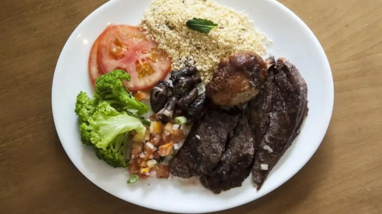 Insegurança alimentar grave no Brasil cai 19,9% em 2024, segundo IBGE. O país registra melhora histórica, deixando o Mapa da Fome.