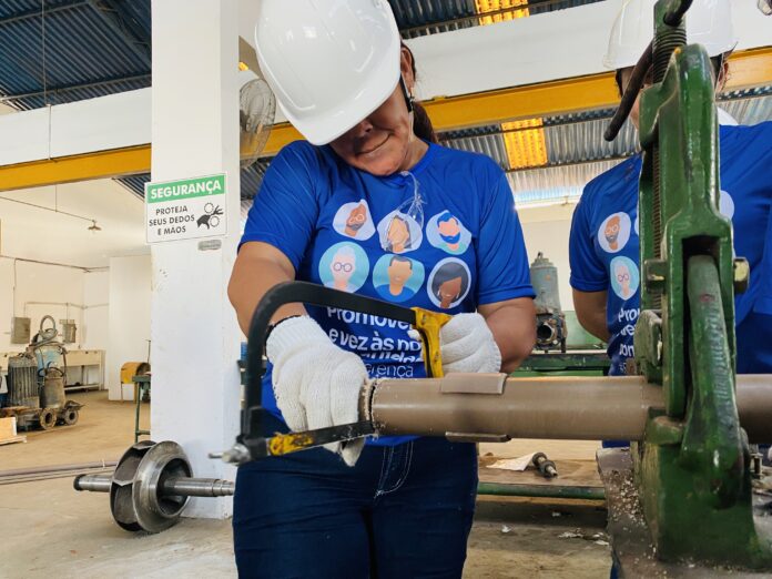 Cursos gratuitos da Águas de Manaus: Bombeiro Hidráulico e Assistente Administrativo com certificado MEC.